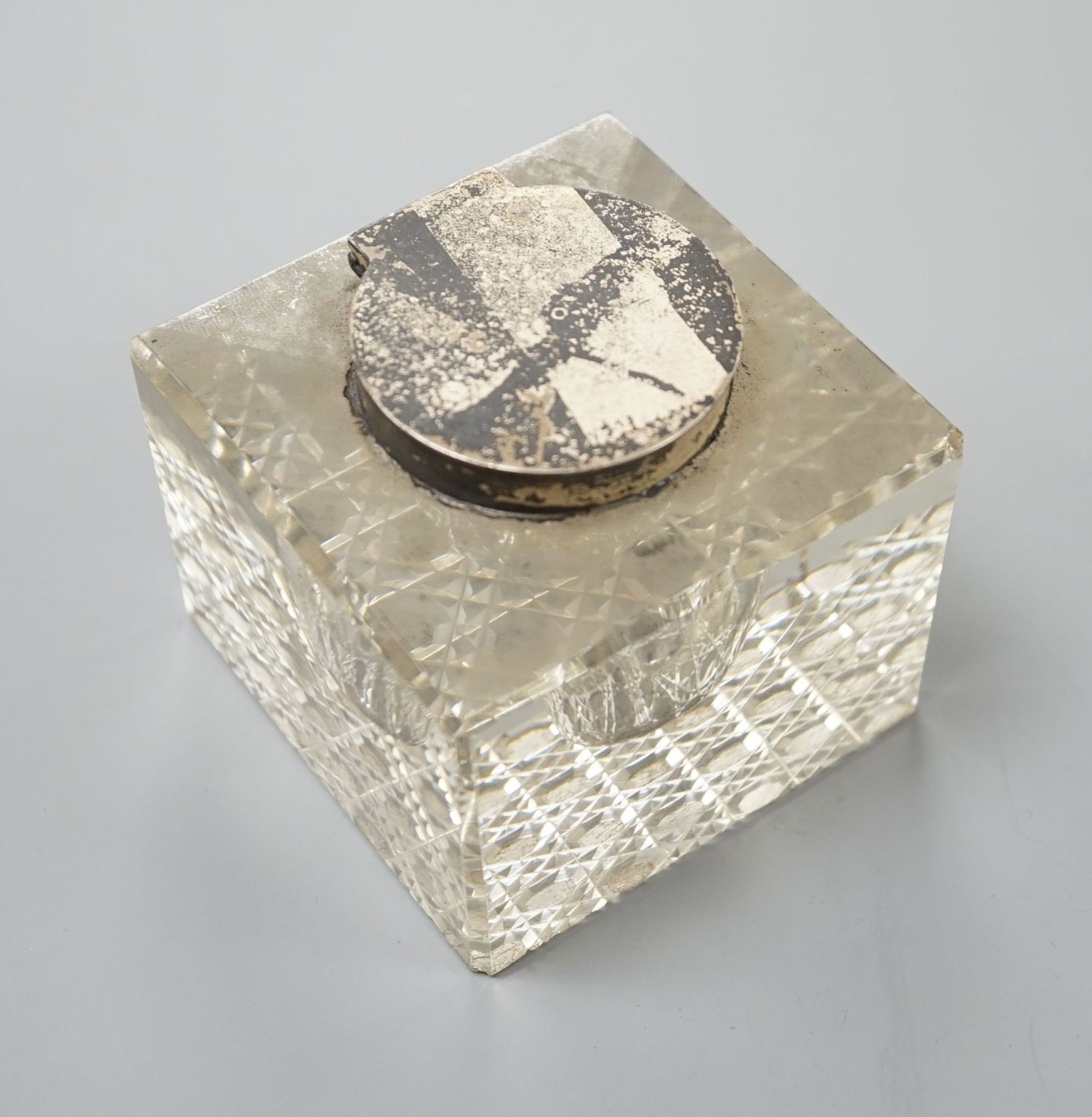 An Edwardian silver topped square glass inkwell, John Grinsell & Sons, Birmingham, 1906, width, 74mm.